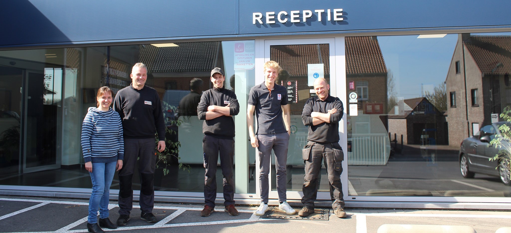 Garage De Maeyer in de Hoogstraat in Bazel, met een wagen voor de receptie
